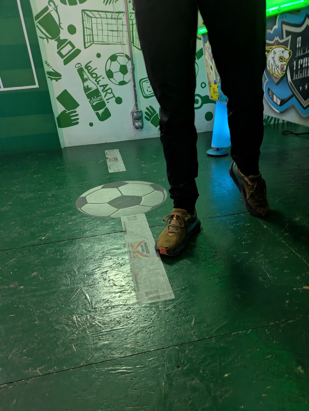 The oche, which I assume was in the right place. Nice and clear, but not raised. The photo shows my mate’s foot aligned along it as he is throwing.